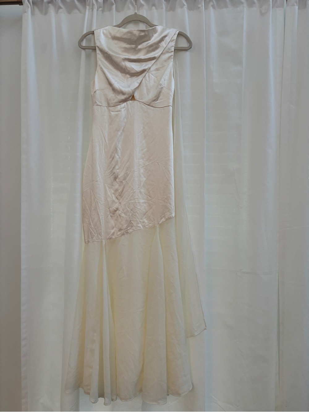 Elegant Two-Tone Wedding Gown in Ivory and Cream
